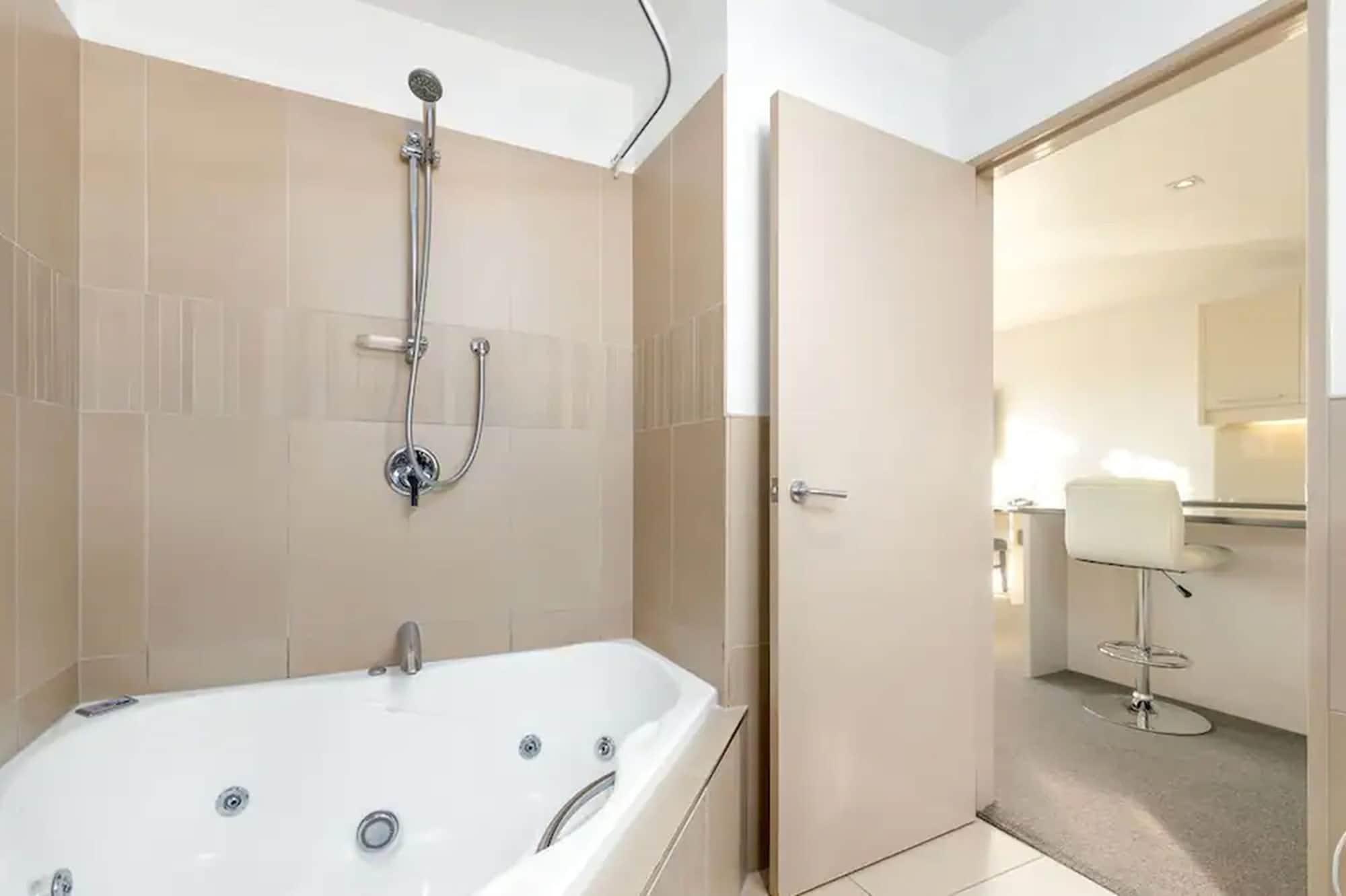 Palazzo Motor Lodge Nelson Ngoại thất bức ảnh A shower over a bathtub