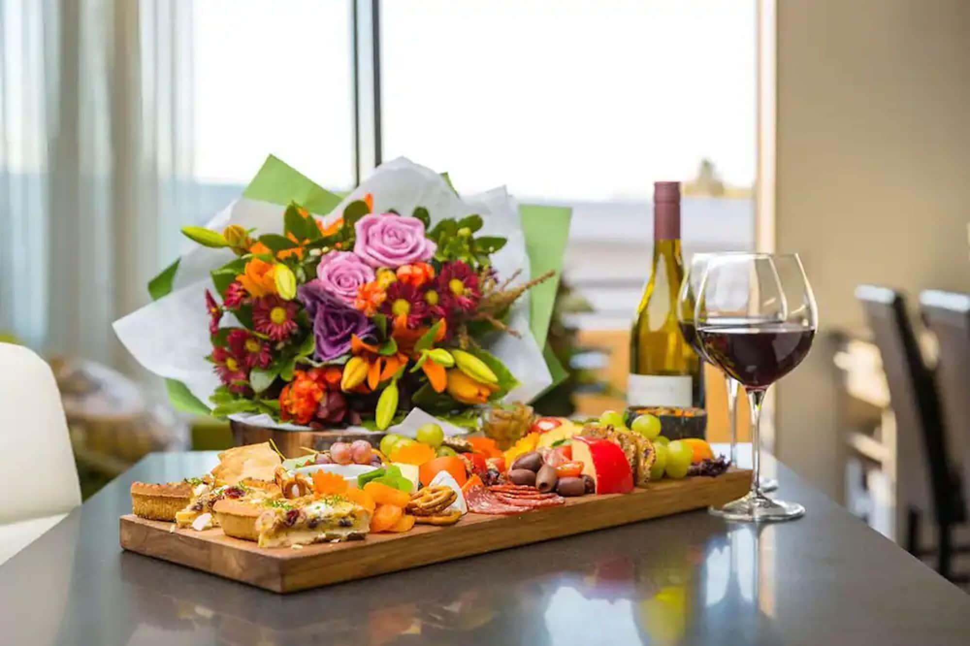 Palazzo Motor Lodge Nelson Ngoại thất bức ảnh A cheese board with wine