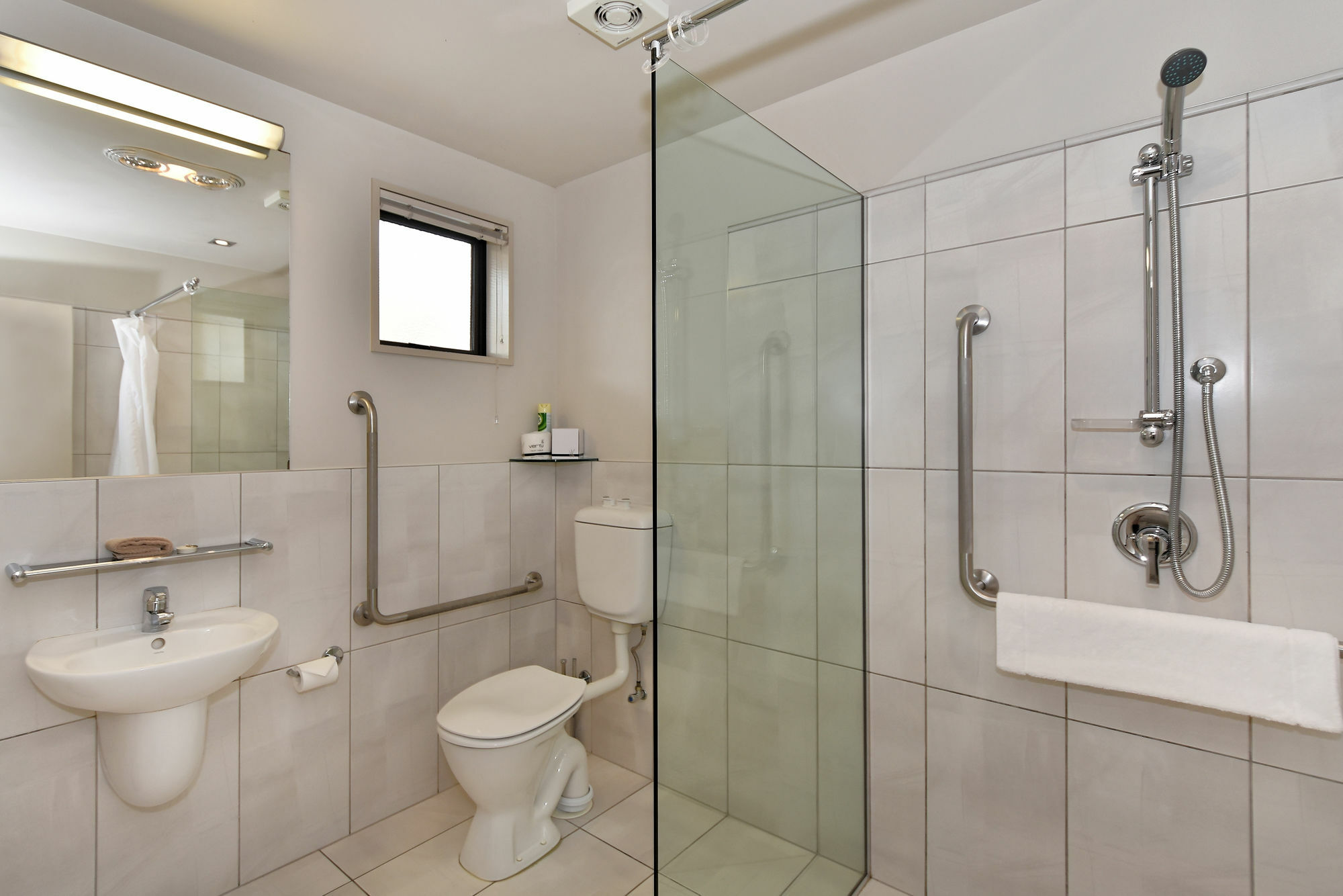 Palazzo Motor Lodge Nelson Ngoại thất bức ảnh A modern bathroom with a shower cubicle