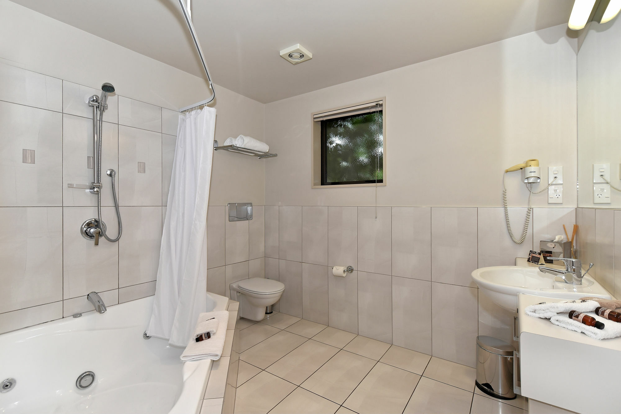 Palazzo Motor Lodge Nelson Ngoại thất bức ảnh Bathroom